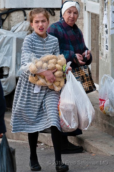 20100409_111637 D300.jpg - Young girl shopping, Mea Shearim